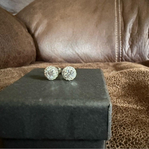 NWT 0.5 Moissanite halo earrings 925 Silver Bridal‎ Gift - Picture 4 of 6